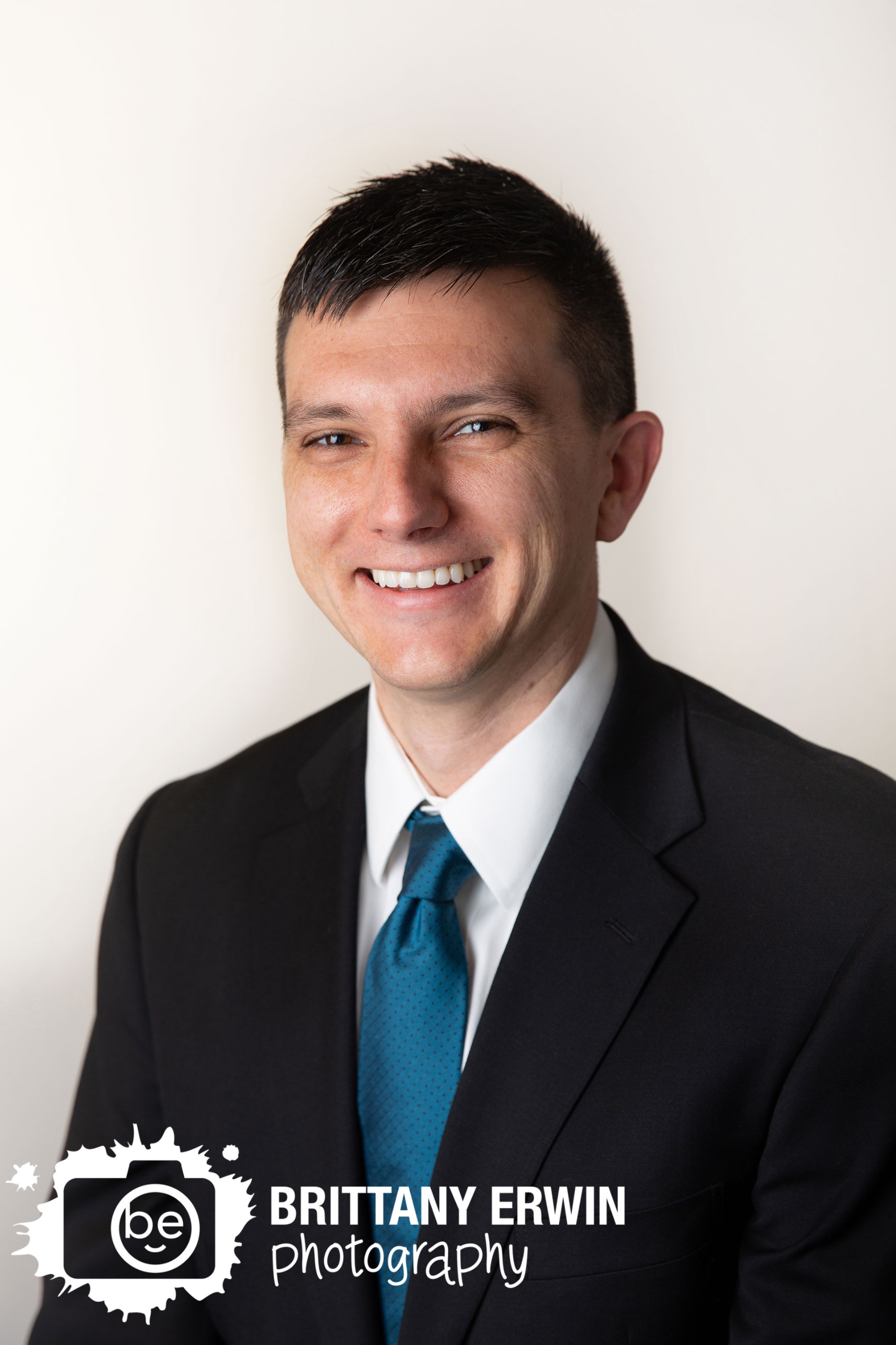 Indianapolis-head-shot-portrait-studio-white-backdrop.jpg