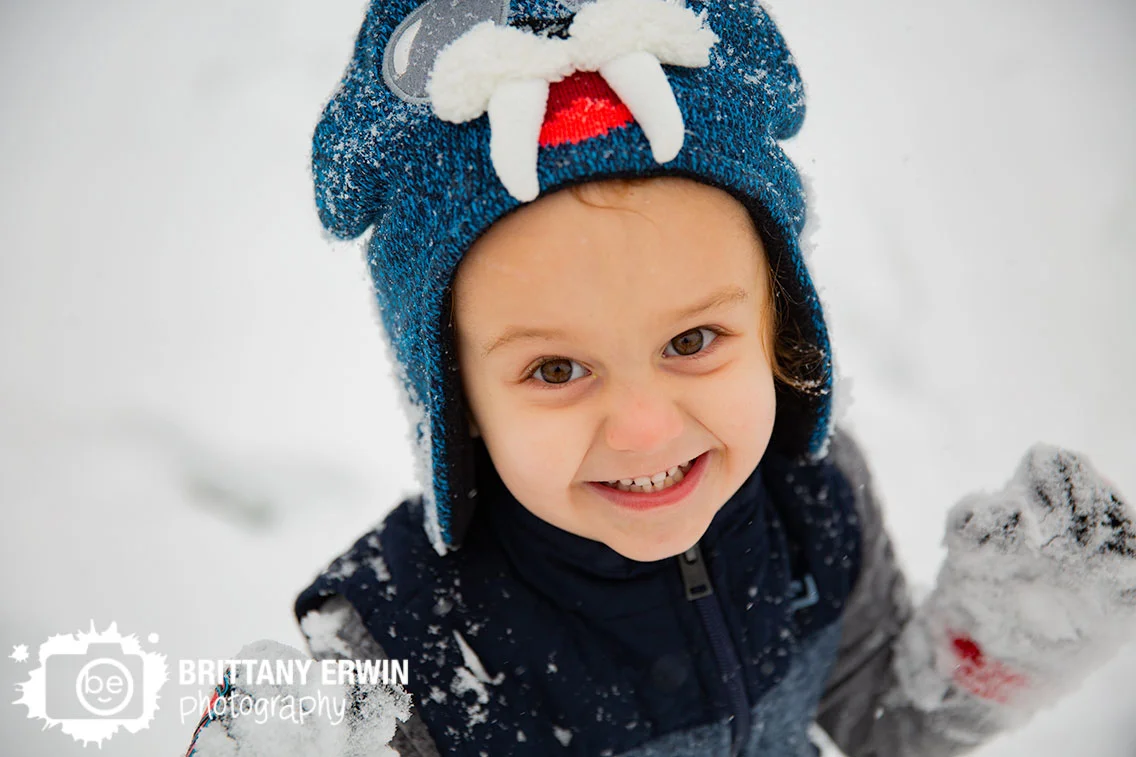 Indianapolis-winter-snow-toddler-boy-portrait-photographer-playing.jpg