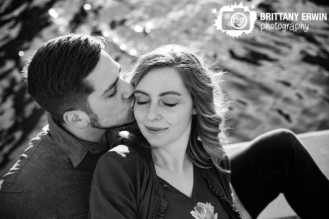 Indianapolis-canal-downtown-engagement-photographer-couple-temple-kiss.jpg