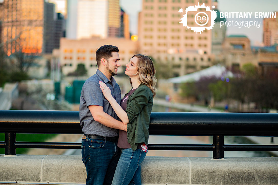 Indianapolis-downtown-urban-engagement-skyline-portrait-photographer-couple.jpg