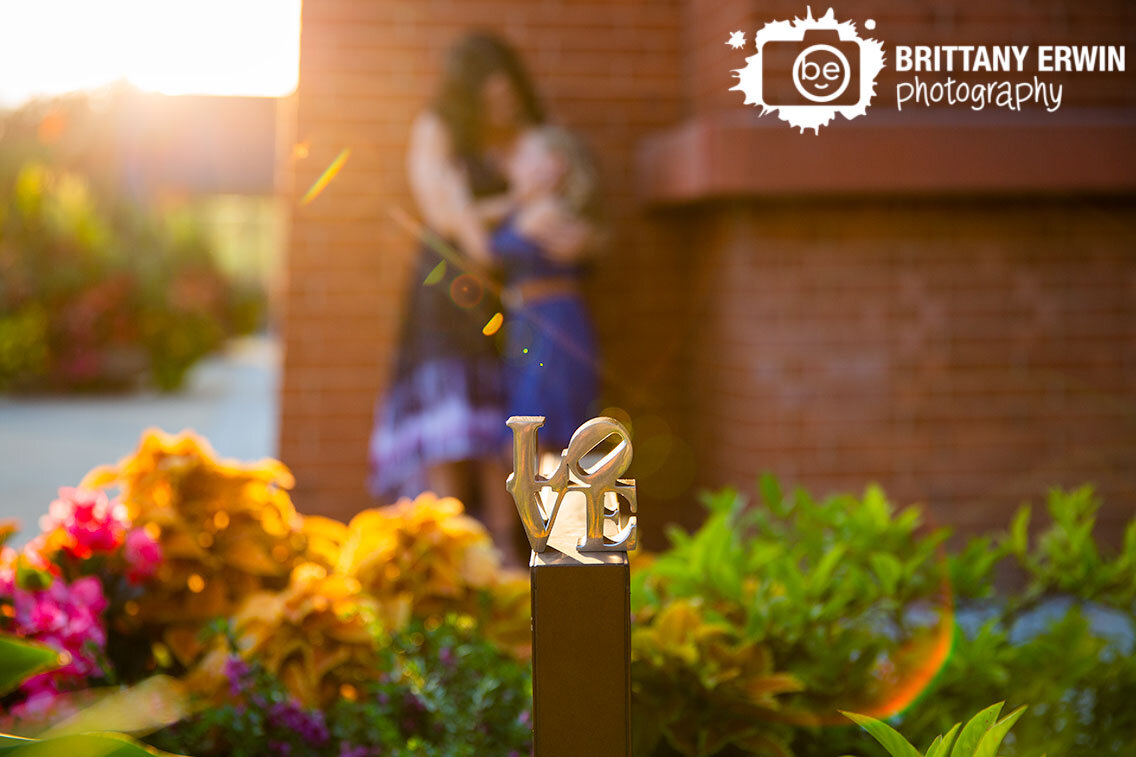 Love-statue-mother-daughter-portrait-with-little-metal.jpg