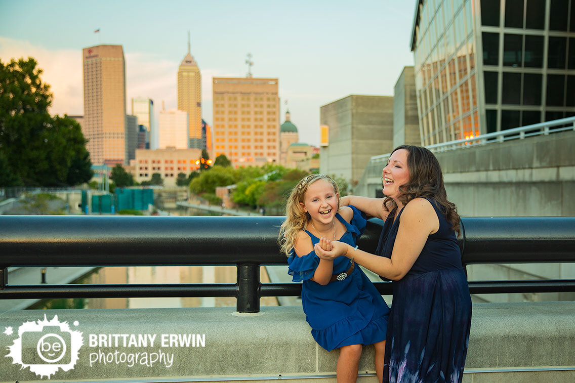 Indianapolis-skyline-downtown-mother-daughter-portrait-photographer.jpg