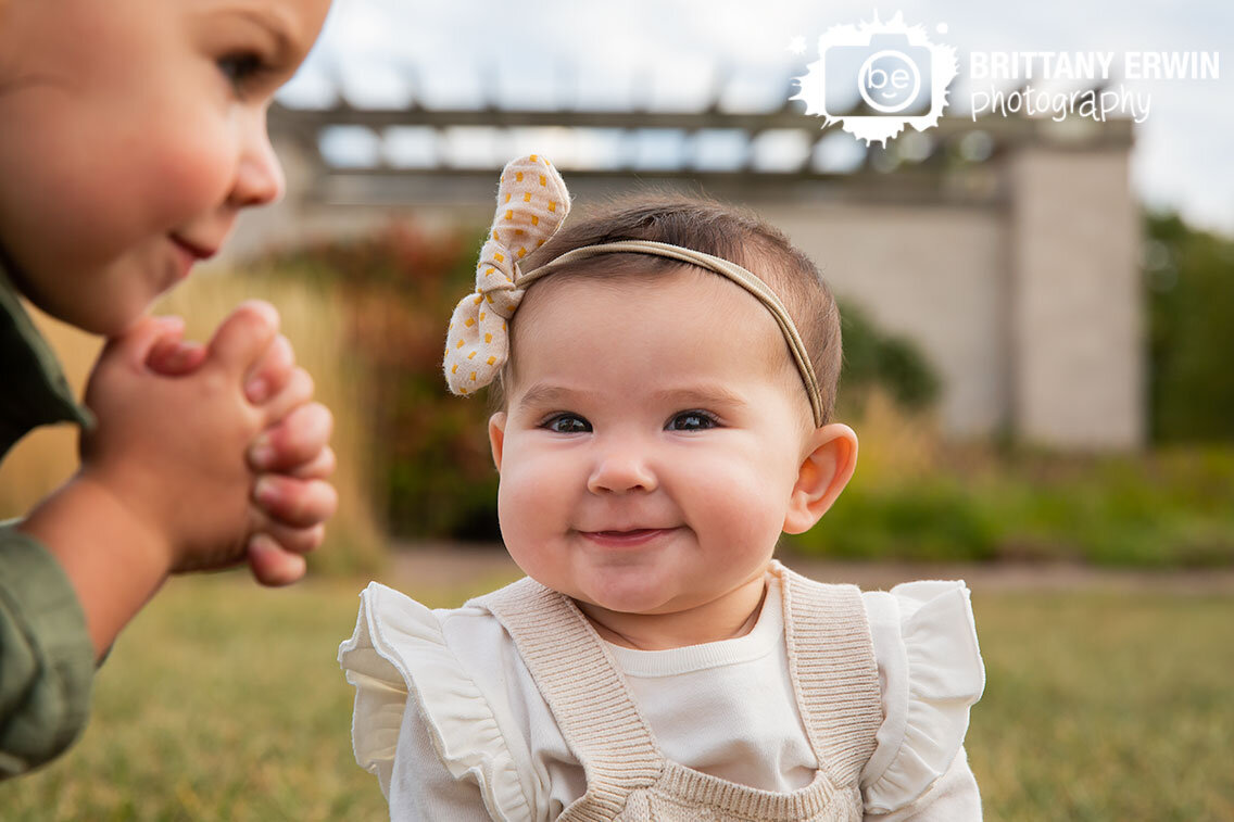 Indianapolis-portrait-photographer-knit-romper-toddler-sister-play.jpg