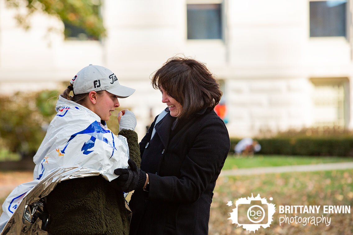 Indianapolis-proposal-photographer-monumental-marathon-finisher-with-mother.jpg