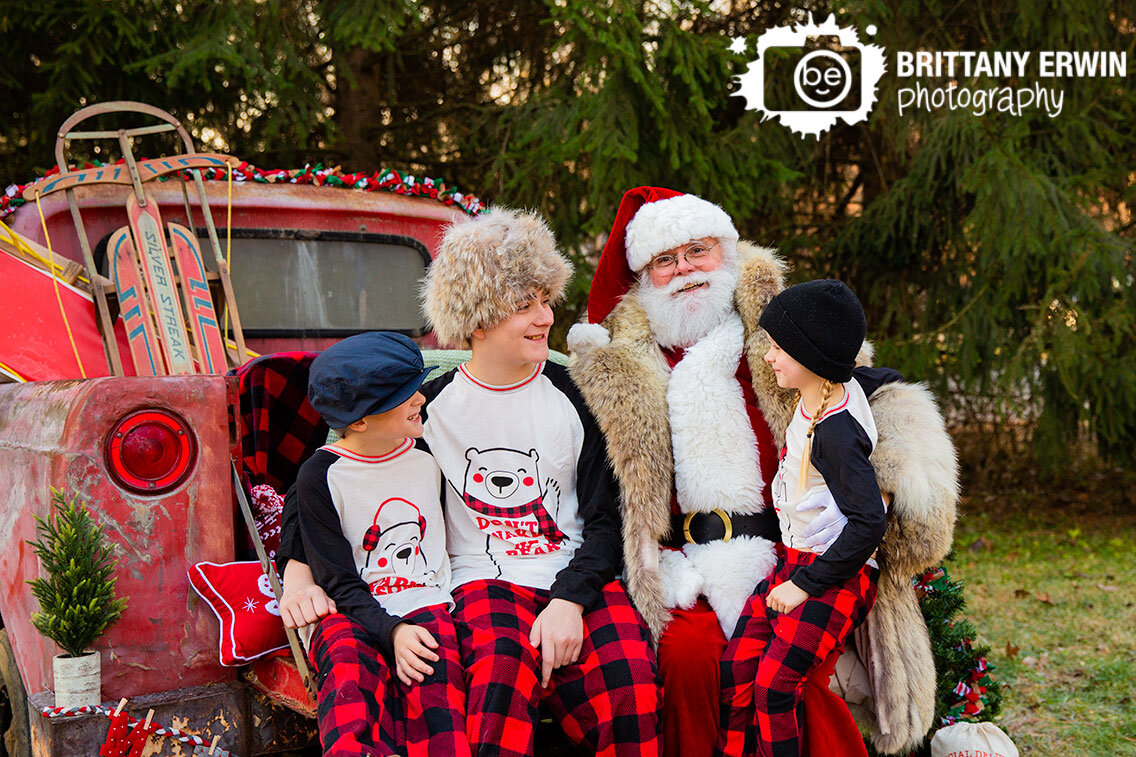 Indianapolis-portrait-photographer-christmas-santa-mini-siblings-group-on-classic-truck.jpg