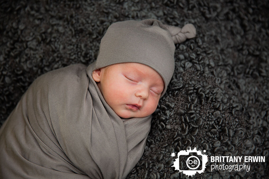 Indianapolis-lifestyle-newborn-photographer-texture-chunky-blanket-baby-boy.jpg