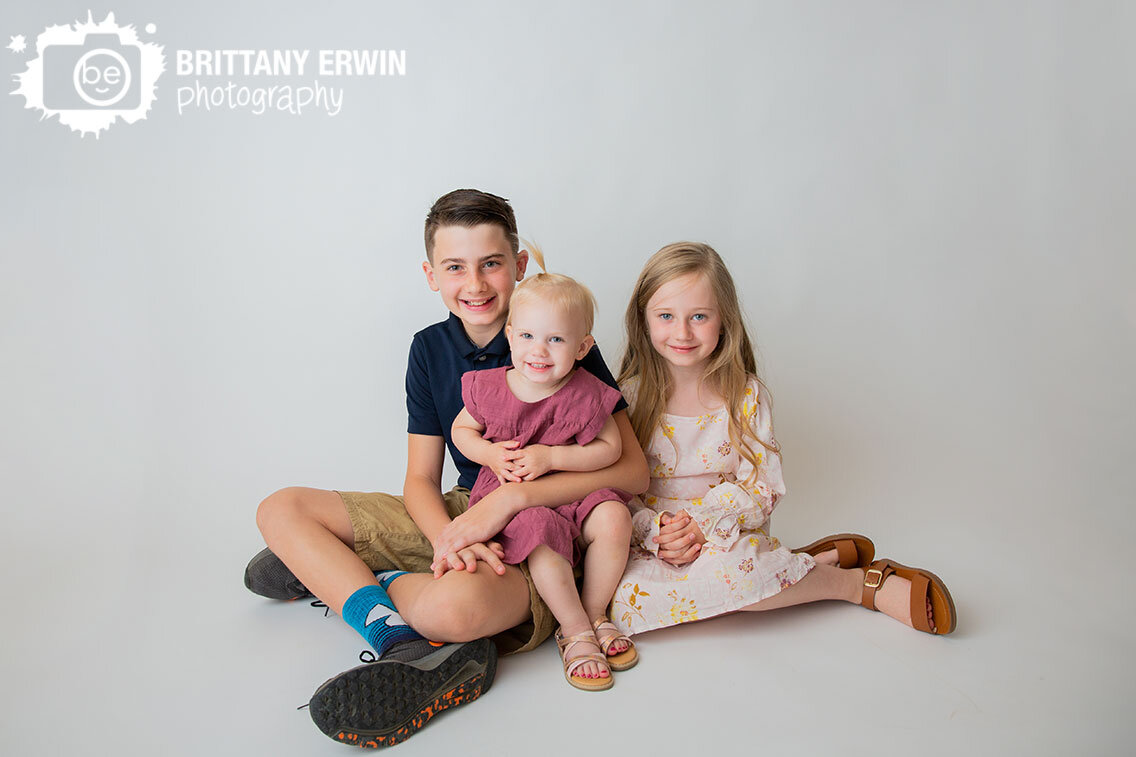 Siblings-portrait-brother-sister-seamless-white-backdrop-group-simple-clean-mini-session.jpg