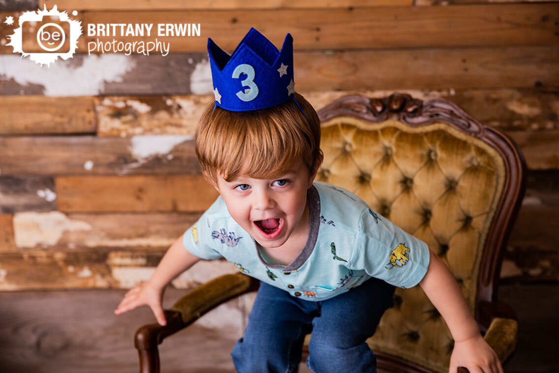 Toddler-birthday-3-year-old-standing-in-chair-silly-portrait-photography.jpg