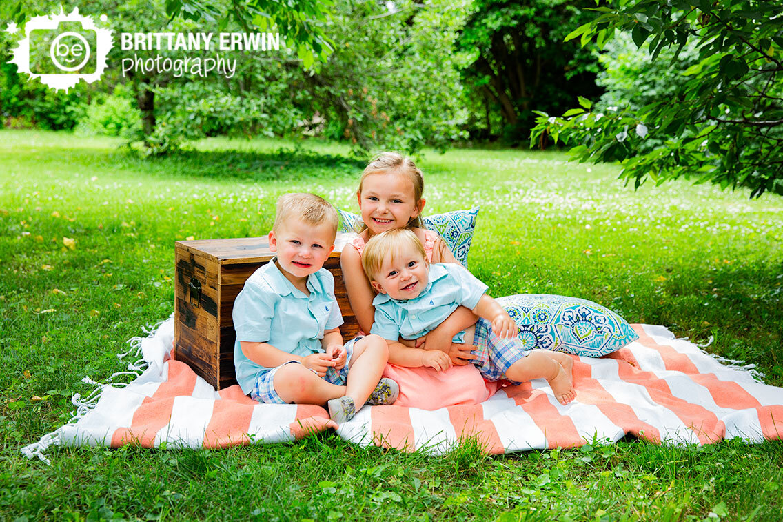 Indianapolis-backyard-portrait-photographer-picnic-blanket-group-with-trunk-cousins-summer-group.jpg