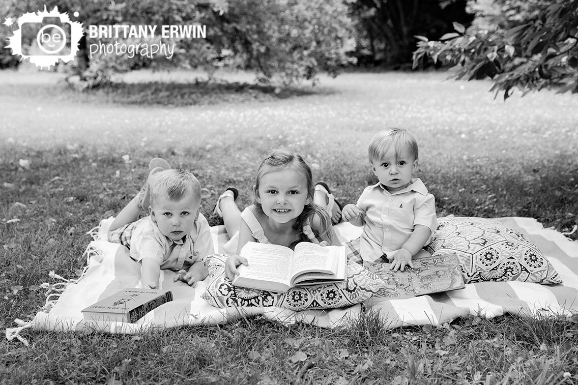 Grandchildren-group-cousins-outside-outdoor-portrait-photographer-reading-books-on-picnic-blanket.jpg