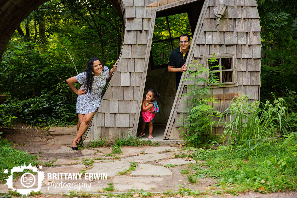 Family-portrait-photographer-Indianapolis-Art-Center-house-curved-outdoor-group.jpg