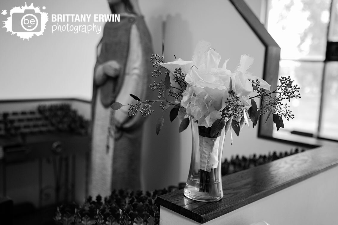 Indianapolis-wedding-photographer-bouquet-detail-at-church.jpg