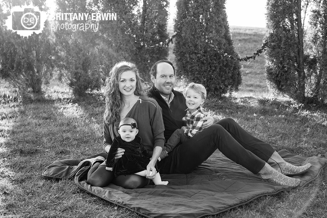 Indianapolis-portrait-photographer-family-group-outdoor-Coxhall-Gardens.jpg