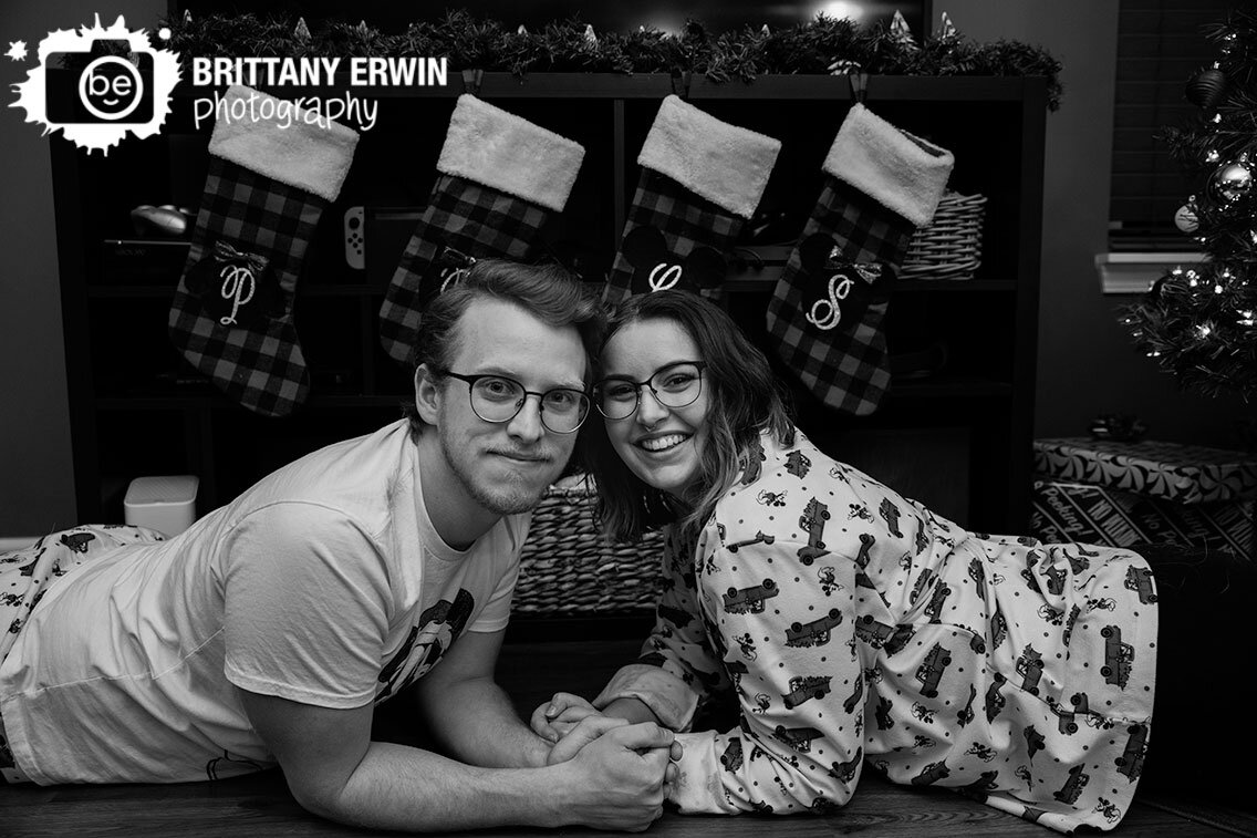Indianapolis-lifestyle-christmas-mini-photographer-couple-with-stockings.jpg