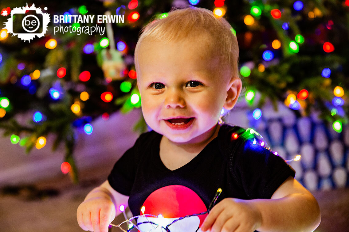 Indianapolis-lifestyle-christmas-portrait-photographer-toddler-playing-with-lights.jpg
