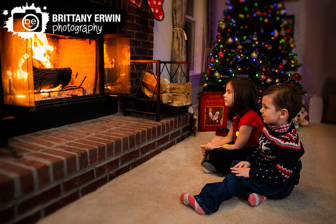 Indianapolis-in-home-christmas-mini-session-tree-kids-by-fire.jpg