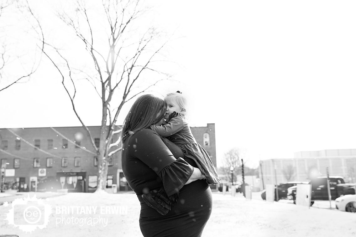 mother-daughter-maternity-portrait-photographer-outdoor-winter-snow.jpg