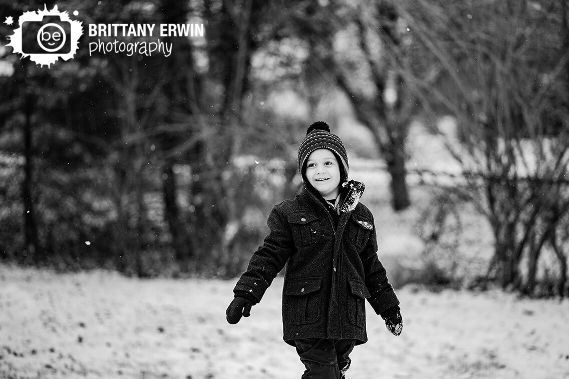 Indianapolis-outdoor-winter-portrait-photographer-boy-walking-in-snow-with-mittens.jpg