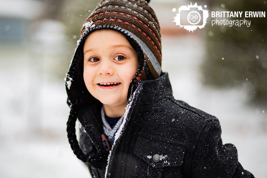 Outdoor-Indianapolis-winter-portrait-photographer-boy-playing-in-snow.jpg