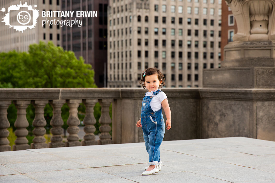 Indianapolis-downtown-birthday-portrait-photographer-little-girl-with-skyline.jpg