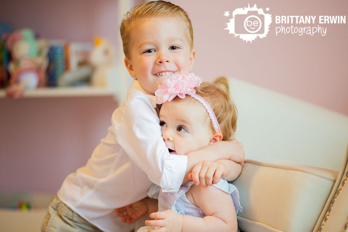 Indianapolis-lifestyle-portrait-photographer-big-brother-baby-sister-hug-in-home-session.jpg