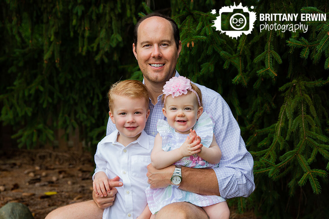 Indianapolis-lifestyle-portrait-photographer-father-with-children-siblings-brother-sister-in-backyard.jpg