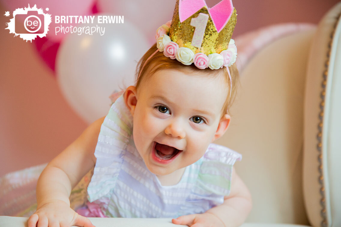 Indianapolis-lifestyle-birthday-portrait-photographer-first-number-one-crown-pink-balloons.jpg