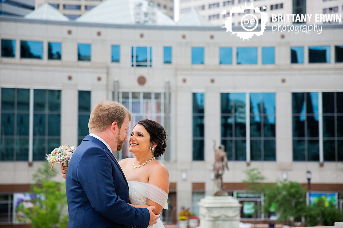 Indianapolis-downtown-monument-circle-urban-wedding-photographer-broach-bouquet-couple-outside-summer.jpg