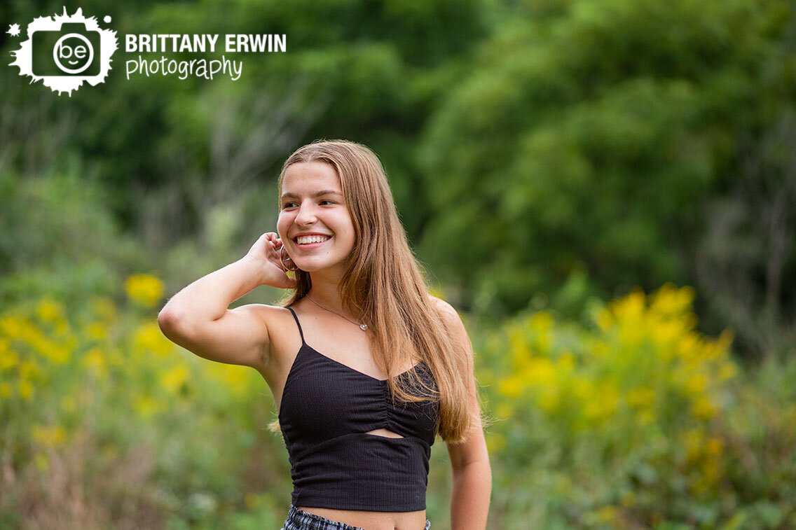 Indianapolis-high-school-senior-portrait-photographer-summer-wildflower-field.jpg