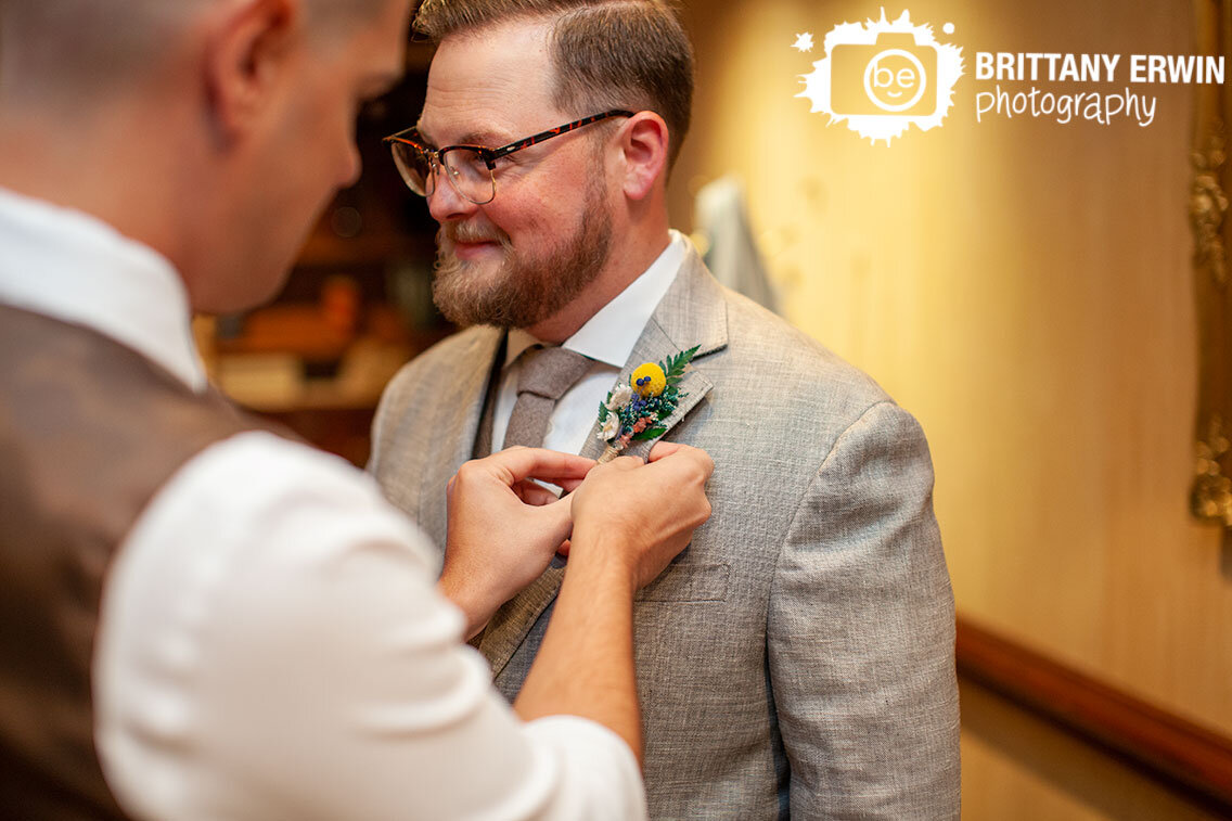 Indianapolis-wedding-photographer-groom-getting-ready-pinning-on-boutonniere.jpg