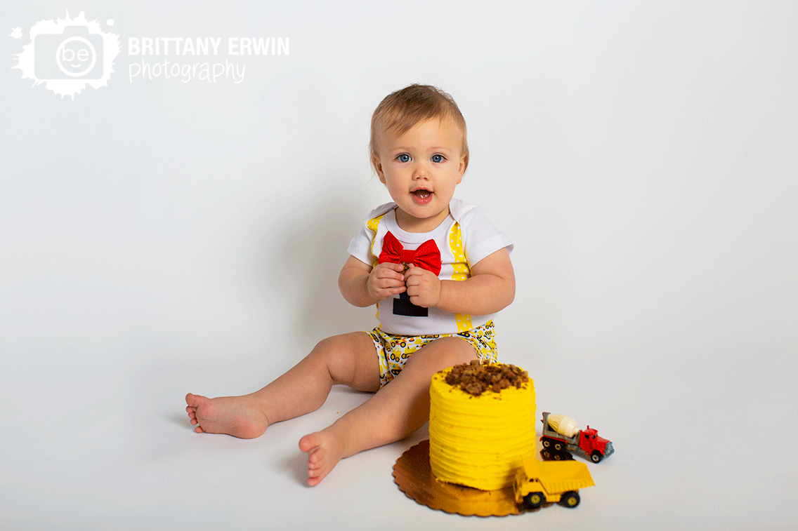 Indianapolis-cake-smash-milestone-first-birthday-portrait-photographer-baby-boy.gif