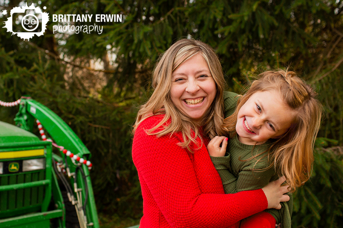 Indianapolis-Christmas-portrait-photographer-mother-daughter-outside.gif
