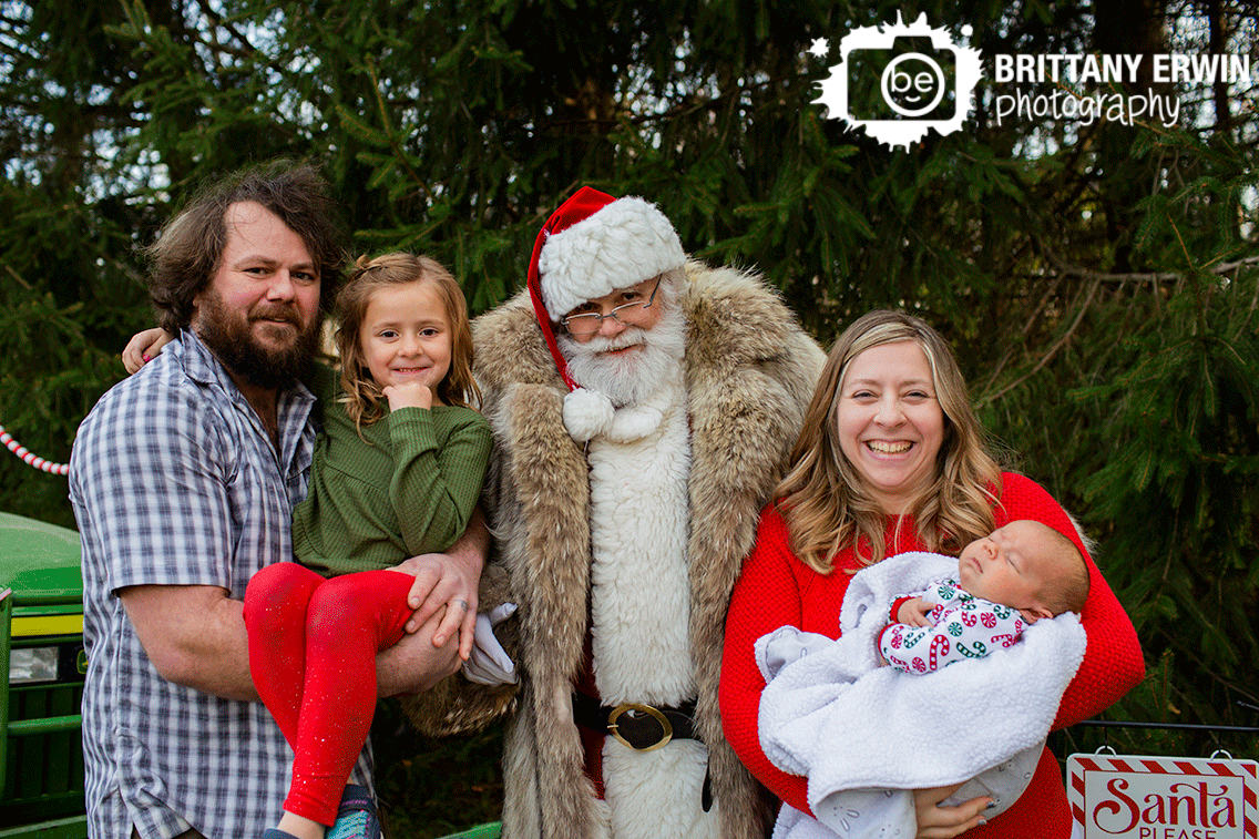 Indianapolis-santa-mini-session-portrait-photographer-outdoor-Christmas-tractor-family.gif