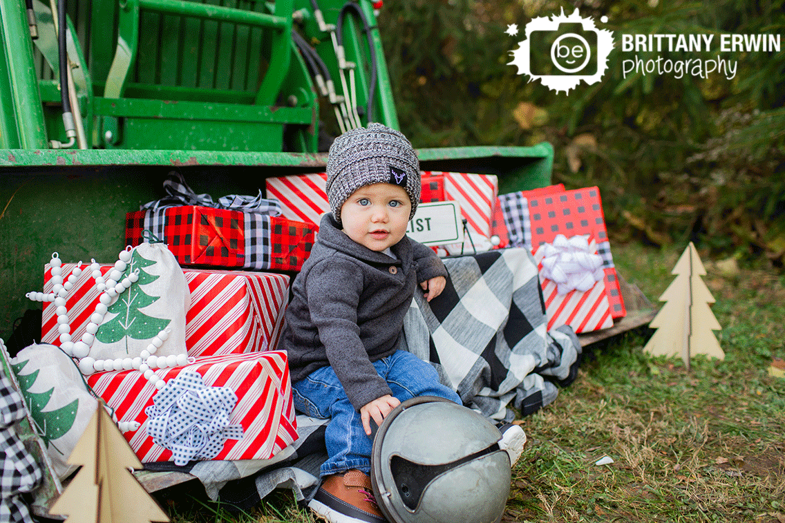Indianapolis-portrait-photographer-Christmas-mini-session-presents-in-tractor.gif