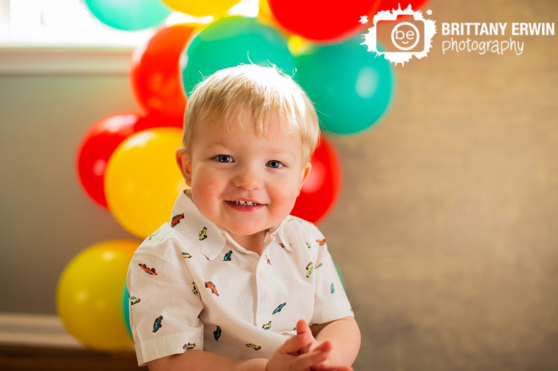 Indianapolis-portrait-photographer-racecar-button-down-shirt-boy-with-balloons.jpg