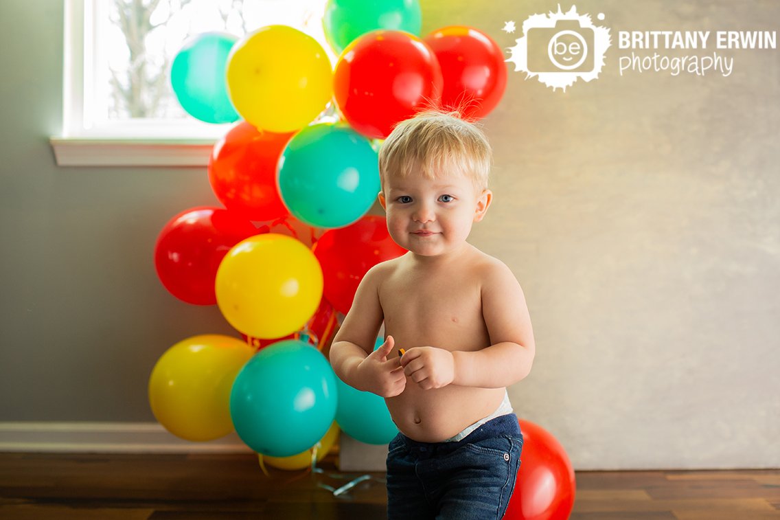 Indianapolis-portrait-photographer-balloon-bundle-boy-in-jeans.jpg