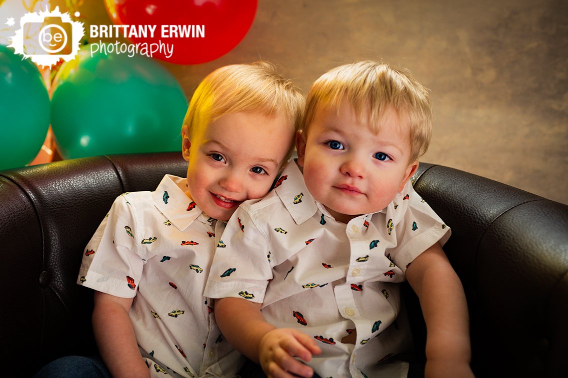 Indianapolis-portrait-photographer-twin-toddler-boys-in-chair-balloons.jpg