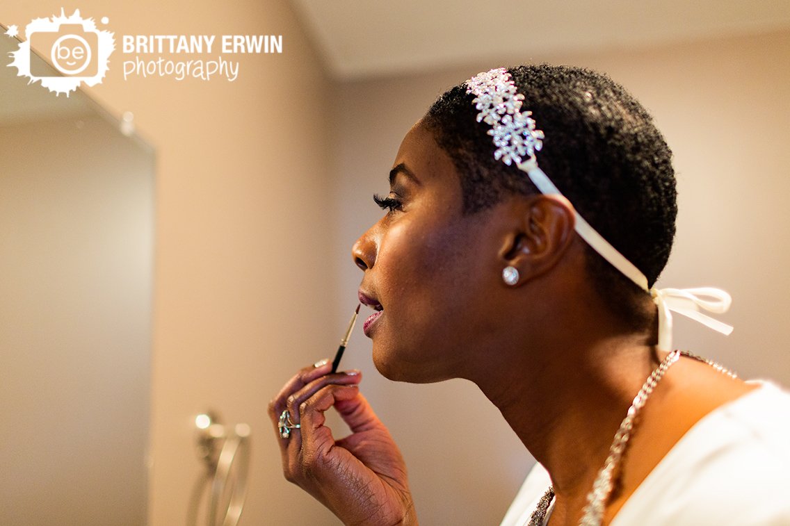 Indianapolis-photographer-bride-getting-ready-putting-on-lipstick-in-mirror.jpg