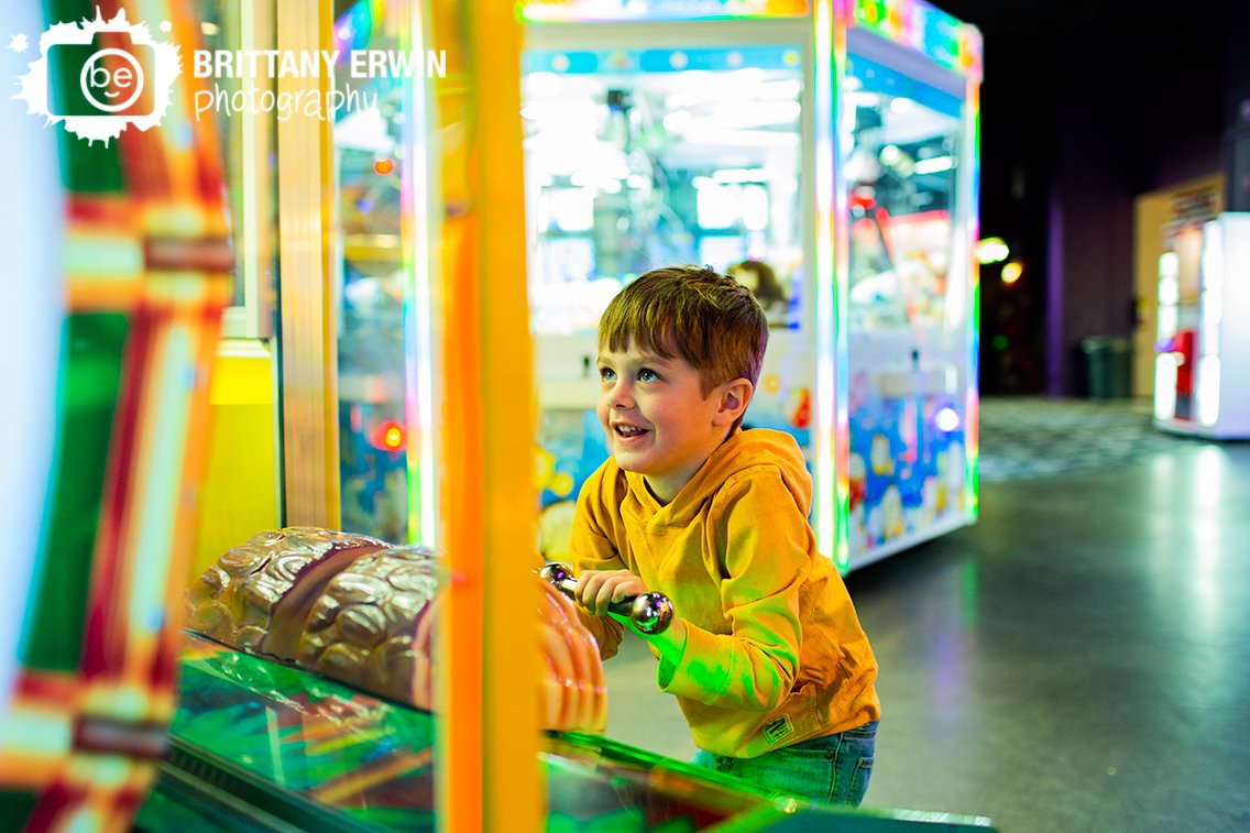 Indianapolis-arcade-birthday-portrait-photographer-boy-playing-wheel-spinning-game.jpg