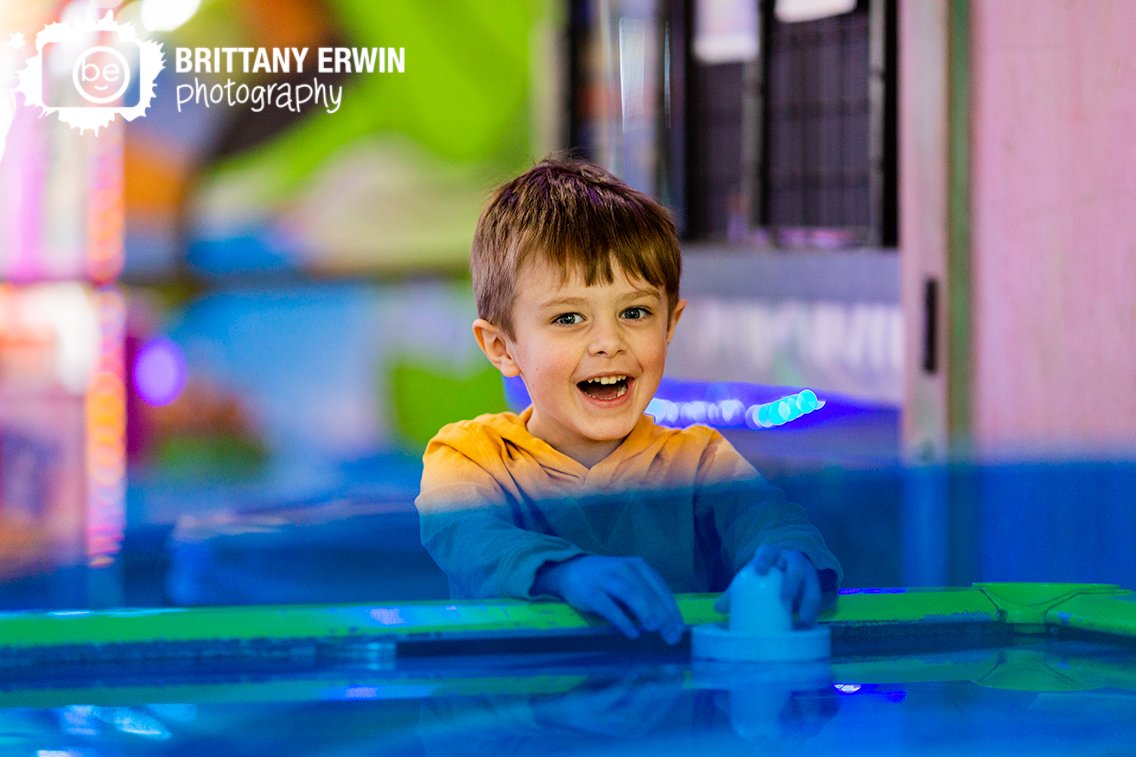 Indianapolis-portrait-photographer-5-year-old-boy-at-arcade-playing-air-hockey.jpg