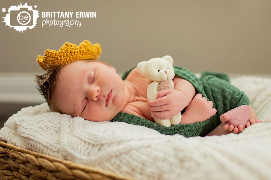 sleeping-boy-with-crown-and-teddy-bear-newborn-portrait-photographer.jpg
