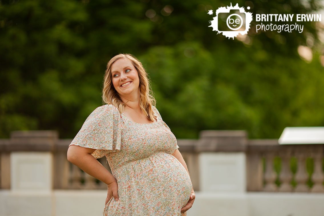 outdoor-maternity-portrait-photographer-mother-outside-at-Newfields.jpg
