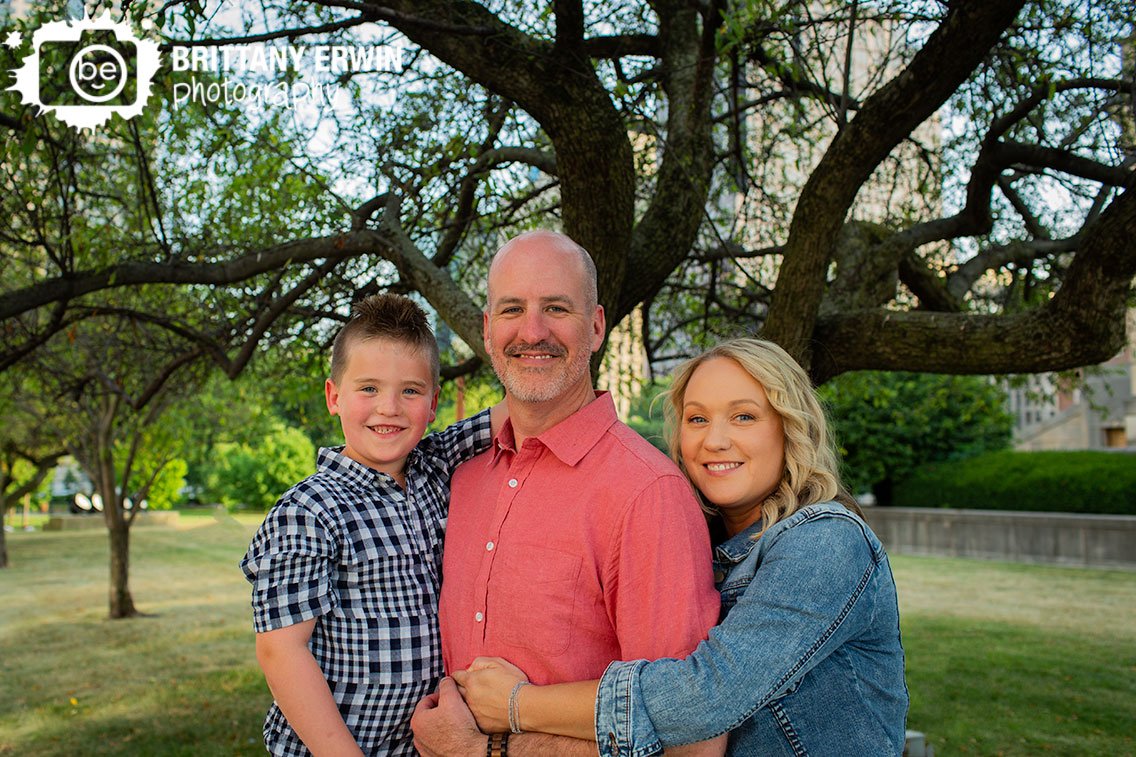 Indianapolis-downtown-portrait-photographer-family-under-tree.jpg