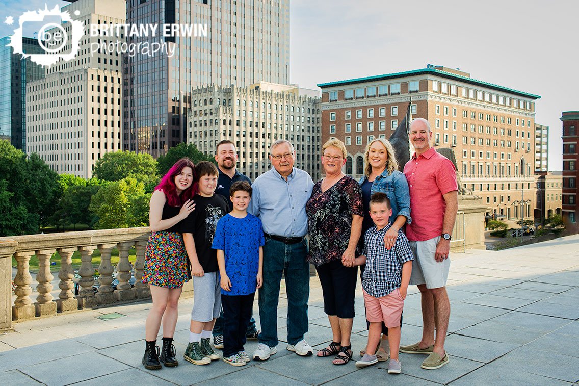downtown-Indianapolis-Indiana-war-memorial-family-group-portrait-siblings-cousins-outdoor-summer.jpg