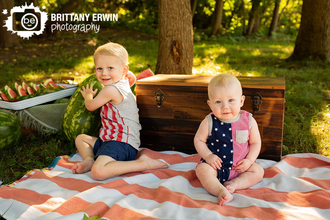 Indianapolis-outdoor-portrait-photographer-brothers-stars-and-stripes-outfit-summer.jpg