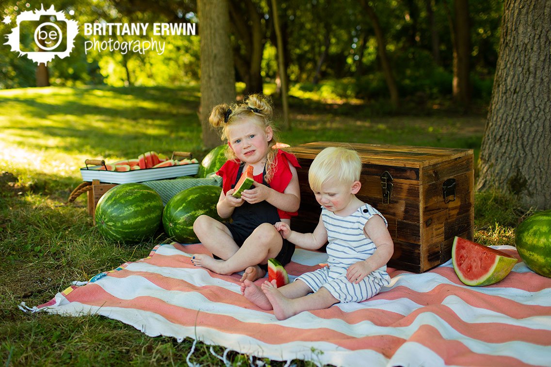Indianapolis-portrait-photographer-siblings-watermelon-funny.jpg