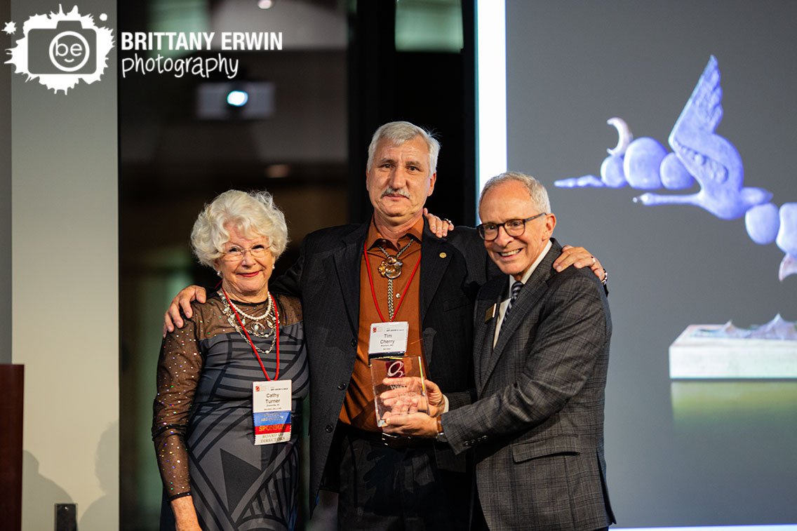 Tim-Cherry-accepting-award-for-sculpture-at-Indianapolis-Eiteljorg-Museum-of-western-art.jpg