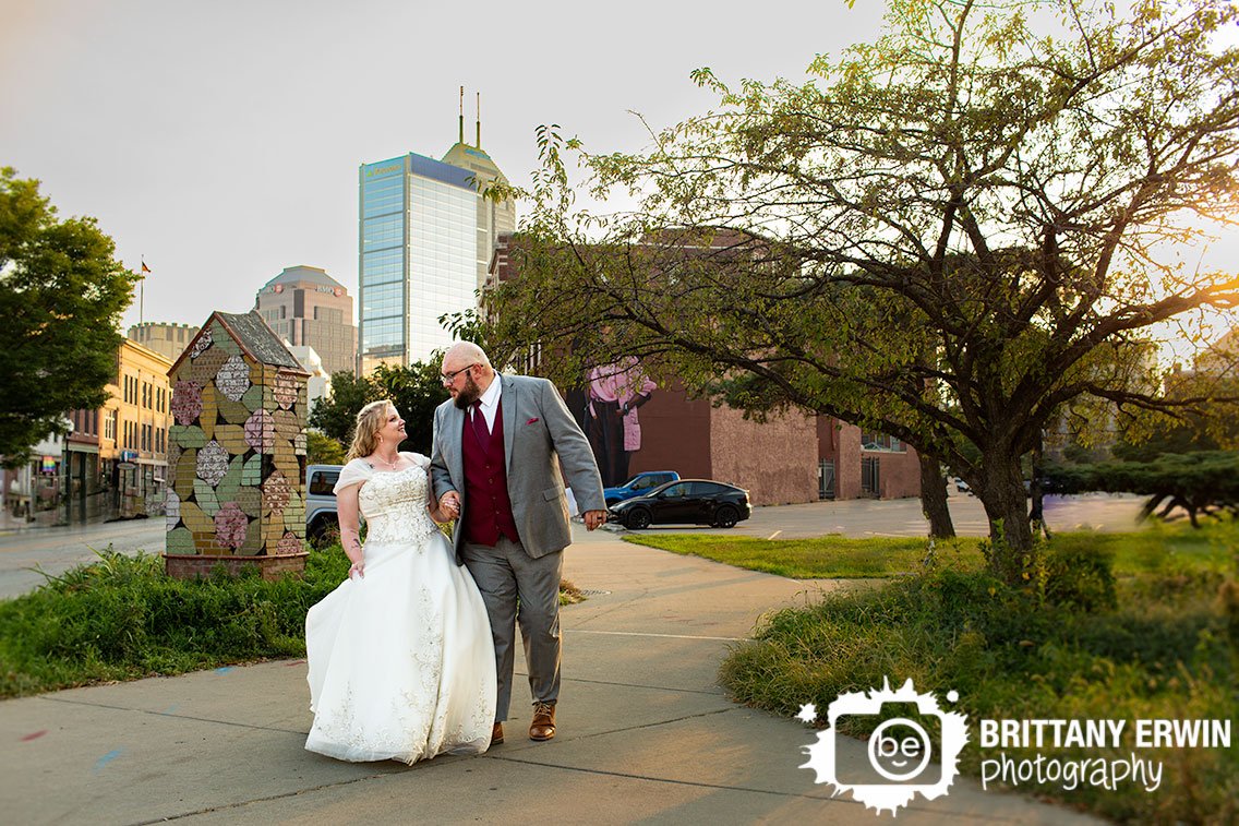 Downtown-Indianapolis-couple-wedding-portrait-skyline.jpg