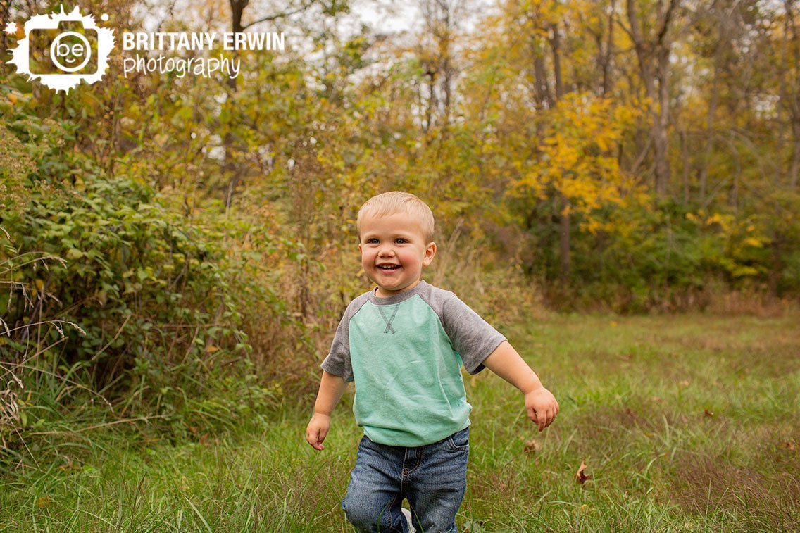 Indianapolis-fall-portrait-photographer-boy-running-in-field-playing.jpg