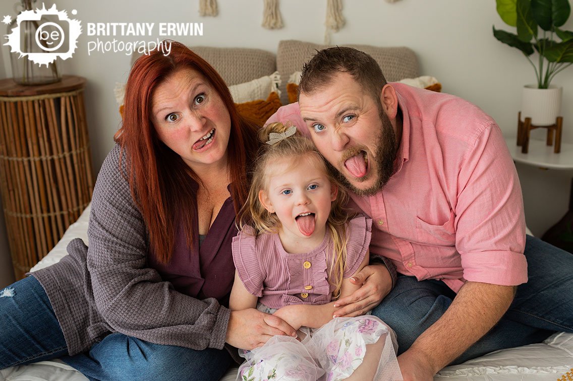 silly-face-parents-with-daughter-fun-portrait-photographer.jpg